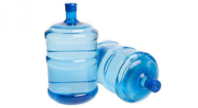 bouteille d'eau minérale en plastique