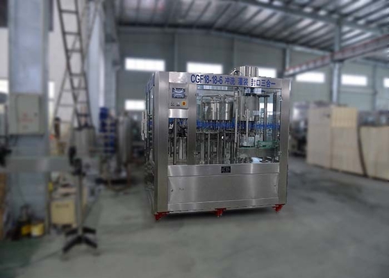 Chine Ligne automatique de machine d'embouteillage de l'eau de structure métallique machine 3IN1 de capsulage remplissante de lavage fournisseur