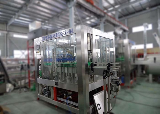 Chine Machine de remplissage automatique de l'eau de DCGF18-18-6 3-In-1 pour la boisson carbonatée de /Co2 fournisseur