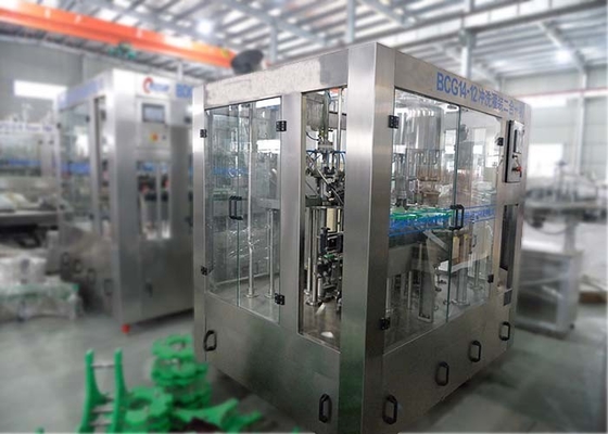 Chine Capsulage carbonaté de remplissage de bouteilles de boissons et machine à étiquettes, machine remplissante et de capsulage de l'eau automatique fournisseur