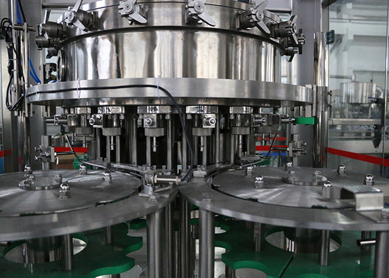 Chine Capsulage de remplissage de bouteilles de bière de gaz et machine à étiquettes, remplissage de bouteilles en plastique liquide et machine de capsulage fournisseur