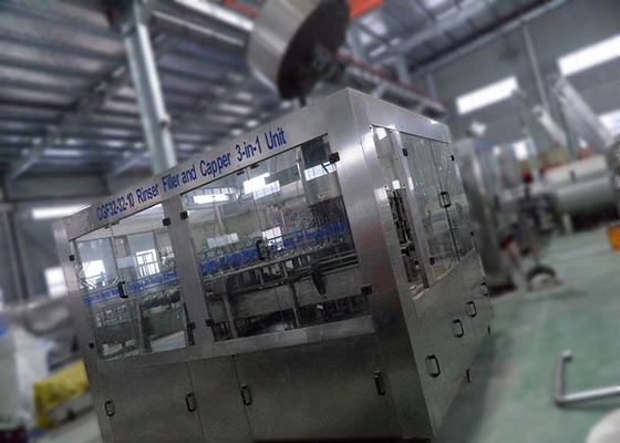 Chine machine de remplissage automatique de l'eau 500ml, machine de remplissage liquide pour différentes bouteilles fournisseur