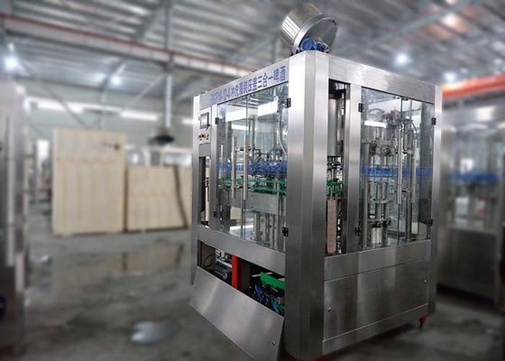 Chine Structure compacte épongeante carbonatée de capacité de l'équipement 4000BPH de machine de remplissage de bière, fournisseur