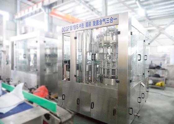 Chine La machine de remplissage carbonatée automatique de boissons, intoxiquent la machine de remplissage de bouteilles froide de boissons fournisseur