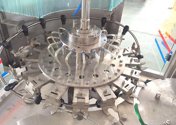 Chine Soude mettant en boîte la machine de remplissage carbonatée de boissons, équipement de mise en bouteilles carbonaté fournisseur