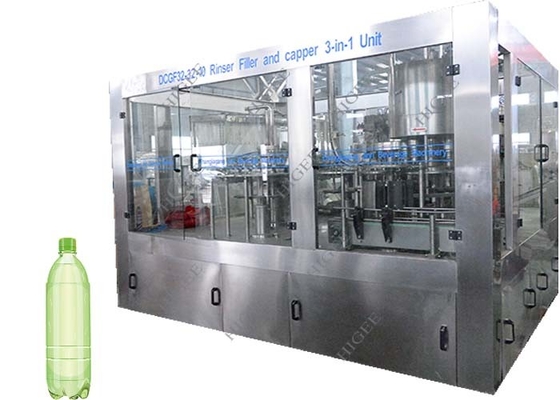 Chine L'opération facile a carbonaté la capacité de mise en bouteilles de l'équipement 11.2kw 24000bph de boisson fournisseur