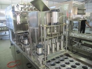 Chine Contrôle automatique Monobloc de PLC de couvercle à visser de machine de remplissage de bouteilles du jus 3 In1 fournisseur